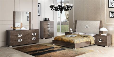The first luxury and modern italian bedroom furniture composition is based on the research of elements with curvilinear shapes and linear and contemporary furniture and luxury finishings is the mix&match we have adopted in this second solution of luxury modern bedroom design. Made in Italy Elegant Leather High End Bedroom Sets San ...