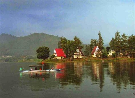 Kabar baiknya, ternyata pengunjung tidak perlu mengeluarkan uang sepeserpun untuk masuk kawasan danau ini. Waduk Selorejo: Review & Harga Tiket Masuk (2021)