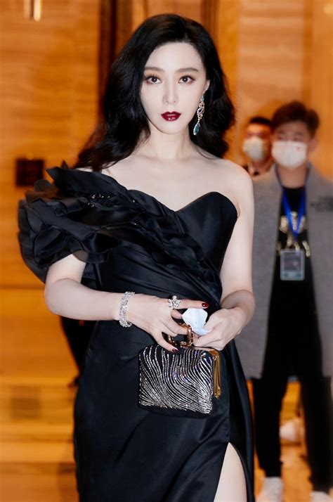 Tin tức mới nhất chuyện sao, showbiz. Phạm Băng Băng lộ nhan sắc thật trên thảm đỏ sự kiện