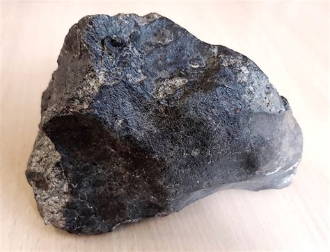 A meteorite is a rock from space that passes through the atmosphere and survives impact with the most meteorites originate from larger asteroid bodies orbiting the sun in the asteroid belt between. Toutes les météorites sont précieuses