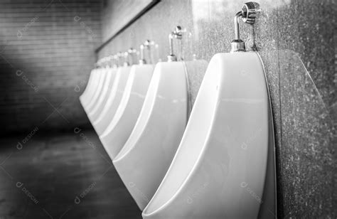 mictórios brancos em banheiro público masculino urinóis feitos de cerâmica [download] designi