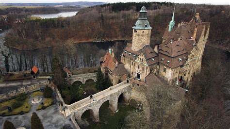 Zamek czocha to jedna z najpiękniejszych warowni na dolnym śląsku. Zamek Czocha, obronny zamek graniczny położony nad Zalewem ...