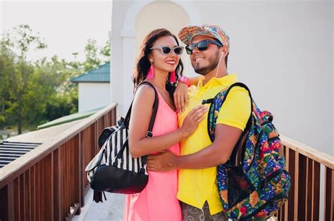 lindo casal jovem hippie apaixonado roupa elegante de verão viajando com mochila férias