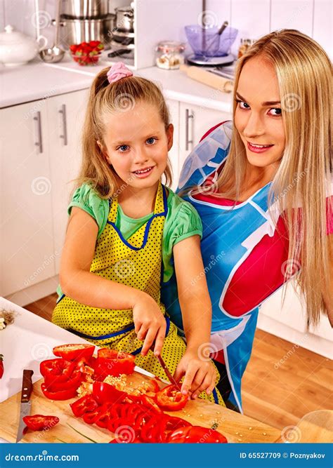 Madre E Hija Que Cocinan En La Cocina Imagen De Archivo Imagen De
