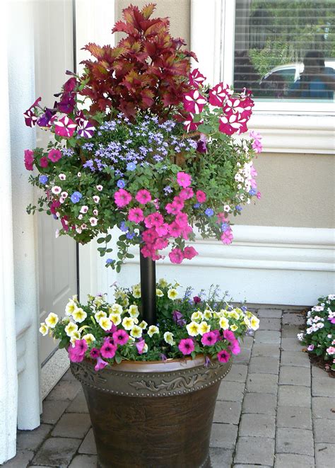 30 Pretty Front Door Flower Pots For A Good First Impression