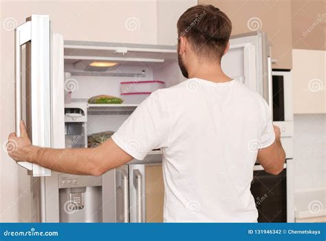 Carlos Estava Procurando Um Refrigerador