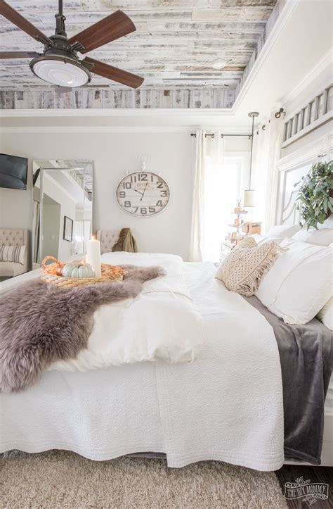This bedroom decorating idea is extremely neutral and calming to the eyes. Cozy & Easy Fall Bedroom Decorating Ideas | Fall bedroom ...