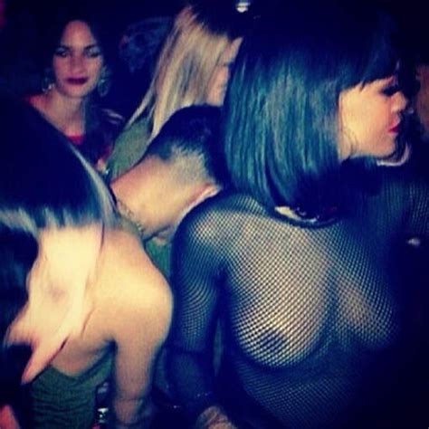 Rihanna Une Nouvelle Fois Les Seins L Air