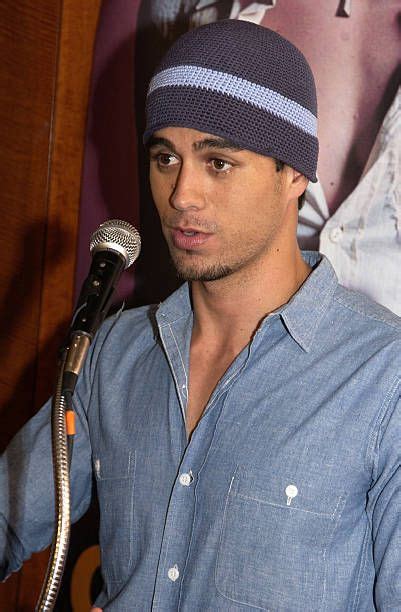 Enrique Iglesias Receives Award To Commemorate The Release Of Quizas