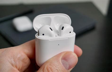 With a quick look, you won't be able to see any visual differences between the two base models of airpods. AirPods (2nd generation) review: Apple's mega-hit ...