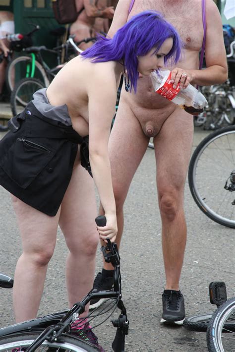 裸の女性の自転車に乗る 裸の女の子裸の写真