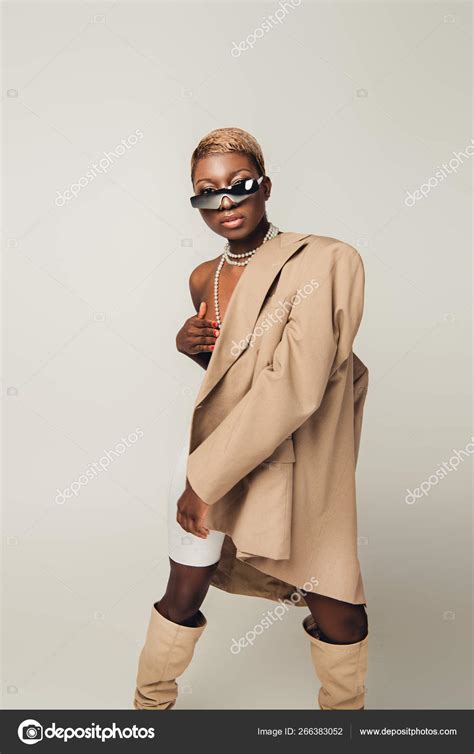 Nackte Afrikanisch Amerikanische M Dchen Posiert Beiger Jacke Isoliert