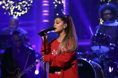 [41 ] Ariana Grande Christmas Hd Wallpapers Wallpapersafari
