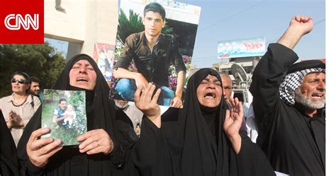 العبادي يكرم أم قصي السيدة التي أنقذت 25 جنديا من القتل على يد داعش