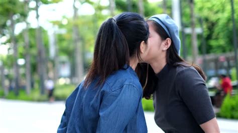 Asian Lesbian Kiss点の映像素材／bロール Getty Images