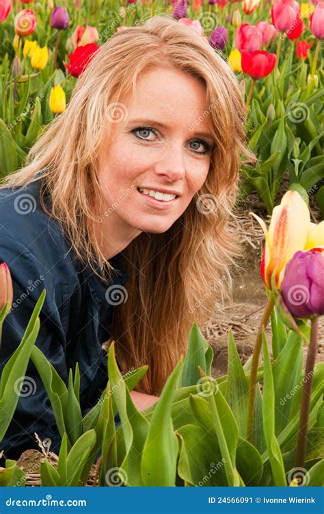 Fille Blonde Hollandaise Dans Le Domaine Avec Des Tulipes Image Stock Image Du Zone Long