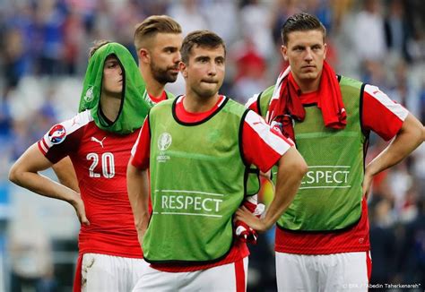 Het nieuws volgt na de mededeling van vorige. Oostenrijk legt voetbal tot mei stil