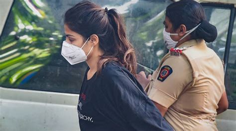 रिया चक्रवर्ती का बड़ा दावा कहा टॉप फिल्ममेकर की वजह से सुशांत को लगी थी ड्रग्स की लत