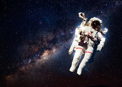 Astronauta En Espacio Exterior Fotografía Editorial Imagen De