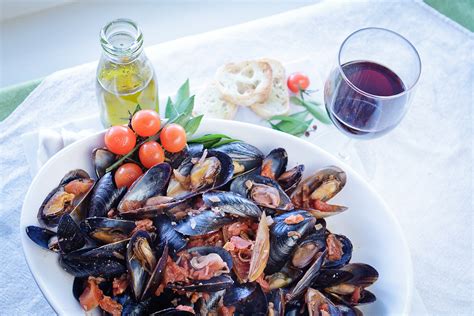 Spanish Mussels With Smoked Paprika Pei Mussels Mussel Recipes