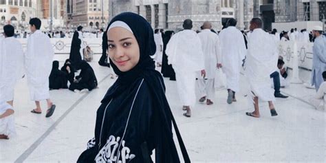Potret Cantik Nikita Willy Padukan Hijab Gaya Pejabat Dengan Blazer