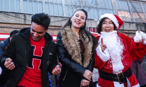 77岁北京街舞老太太身穿圣诞装 798街头即兴舞蹈引众人围观 圣诞装 街舞 武英 新浪新闻