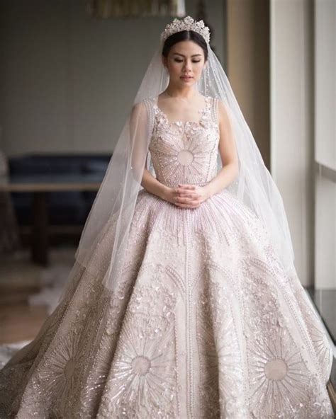 Gaun Pernikahan Dengan Tampilan Klasik Wedding Dresses Dresses Ball Gowns
