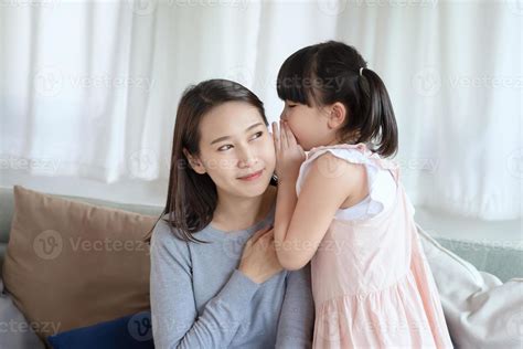 Madre Asiática Siente Felicidad Mientras Juega A Su Linda Hija Con Amor