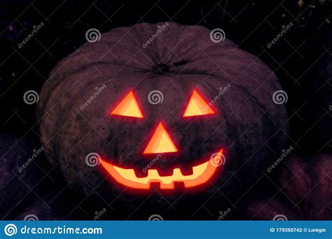 Halloween Citrouille Sculptant Un Chacolantern Aux Yeux Brillants Et