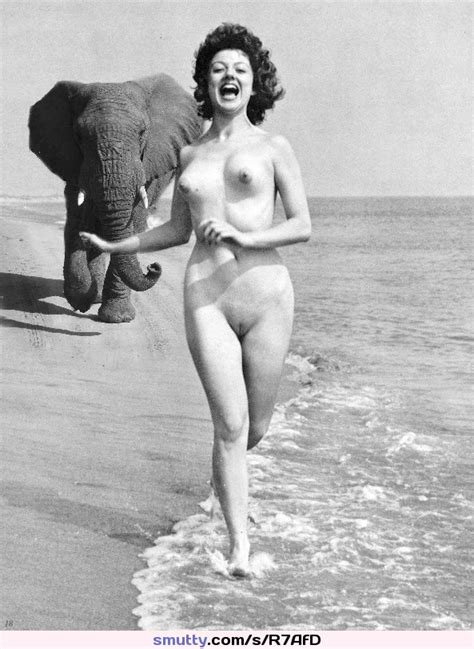 Nudegirl Running Elephant Beach Nudist Outdoor Nudebeach