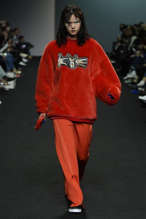 Kye Seoul Fall 2016 Collection Photos Vogue Fall Fashion 2016 Pop Fashion Runway Fashion