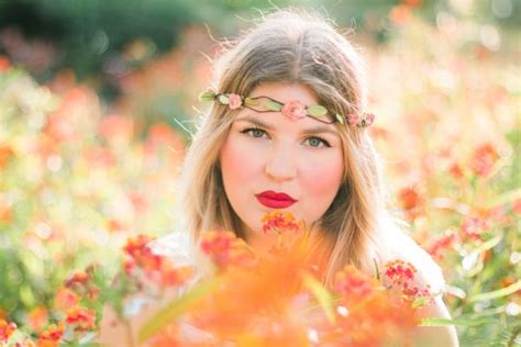 무료 이미지 식물 소녀 여자 사진술 초상화 모델 봄 빨간 색깔 가을 레이디 담홍색 신부 시즌 미소 꽃들 옥외 얼굴 드레스 눈 피부