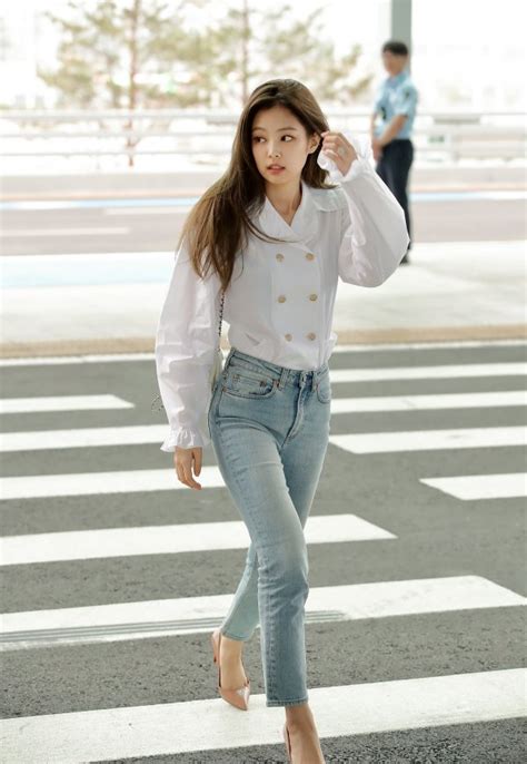 See blackpink jennie airport photos below from news media and jennie fansite on september 30, 2018. Fans Praise BLACKPINK Jennie's Classy Airport Fashion ...