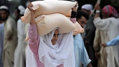 پاکستان میں آٹے کے بحران اور روٹی کی بڑھتی قیمت کا ذمہ دار کون، وفاق یا صوبے؟ Bbc News اردو