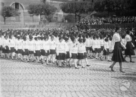 Piccole E Giovani Italiane Sfilano In Piazza Del Popolo Durante La Presentazione Di Mussolini