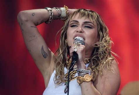 Miley Cyrus Reacts To Photo Of Herself Kissing Liam Hemsworth In The Last Song Music Times