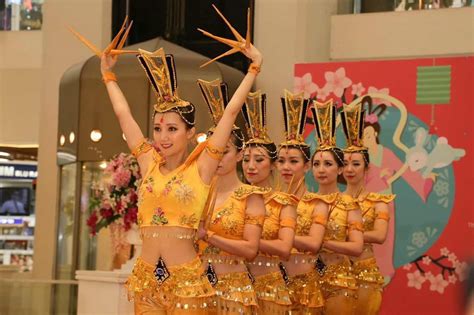 Performed by couples who combine fast, graceful movements with playful humor, the jogjet has its origins in portuguese folk dance, which was introduced to melaka during the era of the spice trade. Traditional Chinese Dance in Singapore - Zephyhdom +65 ...