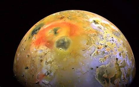 Der planet jupiter mit seinen galileische monde, wie sie im teleskop zu sehen sind. Des vagues de lave géantes sur Io, une lune de Jupiter