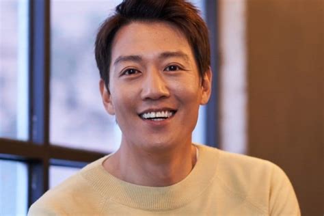He first rose to fame with his appearances in the 2003 romantic comedy series cats on the roof, and movies such as my little bride (2004), sunflower (2006), tv series love story in harvard (2004), gourmet (2008). Kim Rae Won shows off his flirting skills on 'The ...