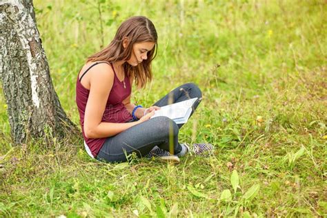 Het Meisje Leest Een Boek In Het Park In De Zomer Stock Foto Image Of Tiener Boom 95090000