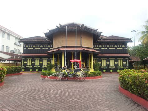 הגעת לדף זה כי הוא קרוב לוודאי מחפש: File:Istana Jahar, Kota Bharu.jpg - Wikimedia Commons