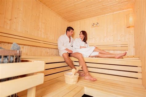 Hombre Sonriente Que Tiene Un Baño De Sauna En Una Sala De Vapor Foto