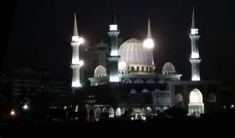 Find all mosques or prayer spots near you using the halalguide website or app. Visiting the Masjid Sultan Ahmad Shah Mosque