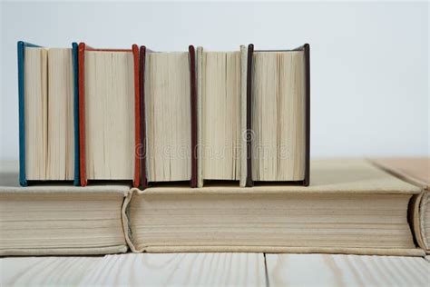 Pilha Dos Livros Velhos Empilhados Sobre Se Foto De Stock Imagem De