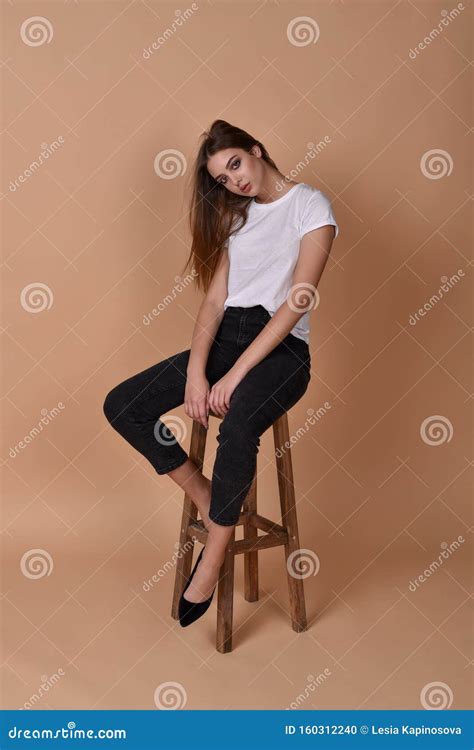 Girl Brunette Sits On A High Bar Stool Fotografia Stock Immagine Di