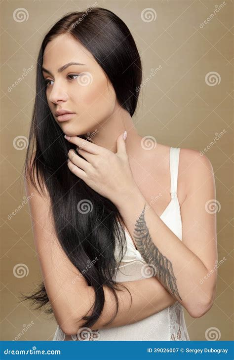 Bella Ragazza Sexy Con I Tatuaggi In Un Costume Da Bagno Immagine Stock Immagine Di Tatuaggio