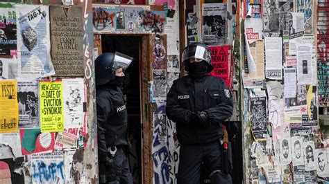 Street in berlin, germany (en); Berlin, Rigaer Straße: Polizeipräsidentin wehrt sich gegen ...