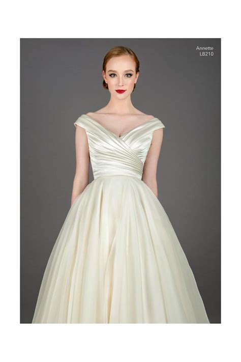 Https://tommynaija.com/wedding/1950s V Neck Wedding Dress