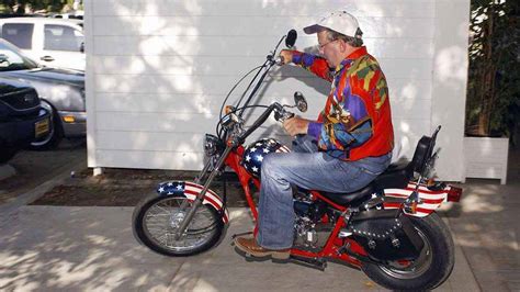 William shatner, who turned 90 this year, is still going strong with his new film senior moment. William Shatner, 90 anni da easy rider: "In moto sono ...