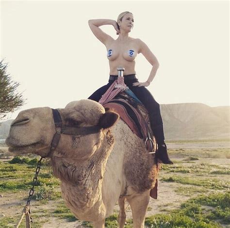 Chelsea Handler Reta En Topless Sobre Un Camello A Instagram Internacional Espect Culos